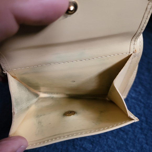 Louis Vuitton Epi Leather Porte Billets Bifold Wallet in Vanilla - Picture 14 of 16